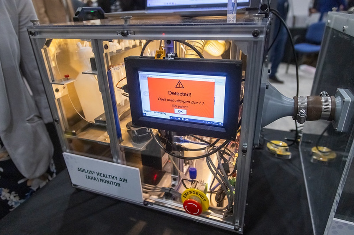 The AGILUS Healthy Air (AHA) Monitor displaying a live dust-mite allergen detection